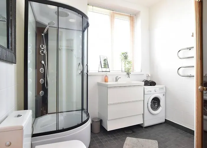 Serene 1br With Sauna & Private Entrance شقة تالين