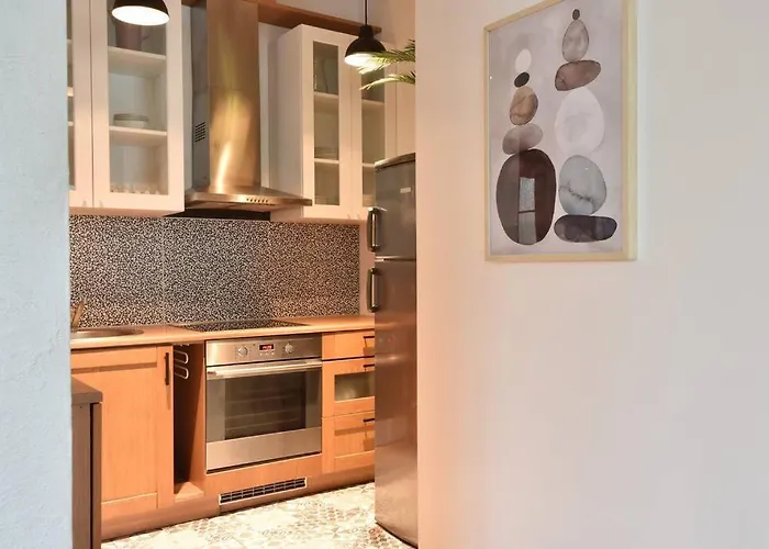 Serene 1br With Sauna & Private Entrance شقة